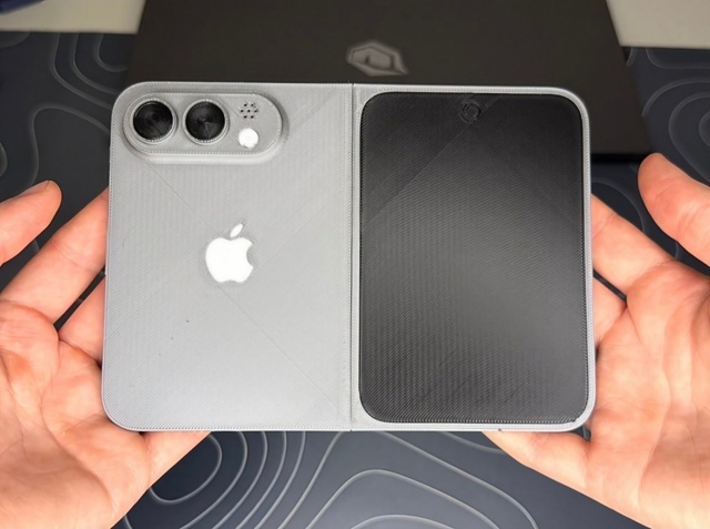 애플의 폴더블 아이폰 예상 렌더링 이미지. /IT팁스터 아이스유니버스 X 게시글 갈무리