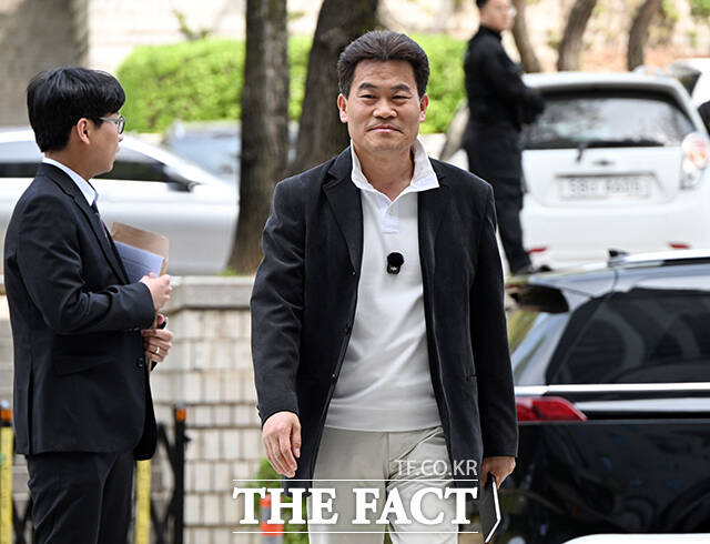 이재명 대통령과 이준석 개혁신당 대표의 명예를 훼손한 혐의를 받는 한국사 강사 출신 유튜버 전한길 씨가 16일 오전 서울 서초구 서울중앙지방법원에서 열린 영장실질심사(구속 전 피의자 심문)에 출석하며 입장을 밝히고 있다. /박헌우 기자