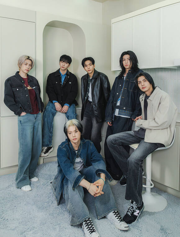 엑스디너리 히어로즈가 17일 8번째 미니 앨범 DEAD AND를 발매했다. 멤버들은 새 앨범의 키워드로 작별을 꼽았다. /JYP엔터