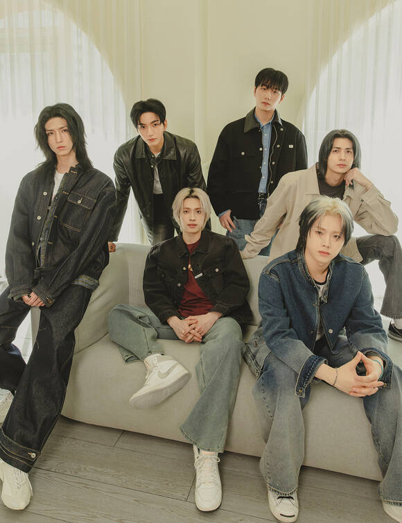 타이틀곡 Voyager는 돌아갈 수 없는 지점에 도달했음에도 여정을 이어가겠다는 의지를 지구를 떠나 항해를 이어가는 보이저 1호에 빗대어 표현했다. /JYP엔터