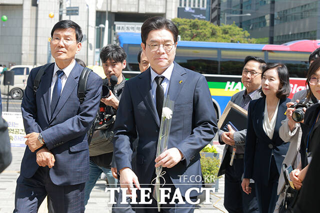 기억과 빛을 방문하고 있는 정 후보.