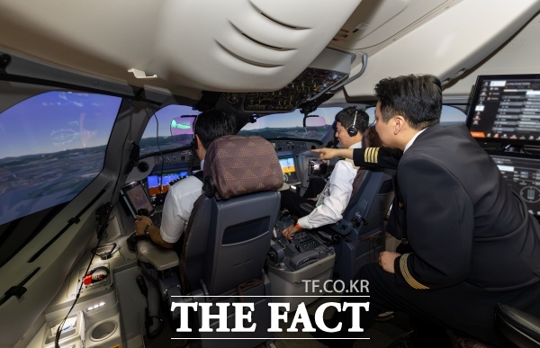 ‘조종사 모의비행장치’에서 운항승무원들이 모의 비행 훈련을 하는 모습. /대한항공