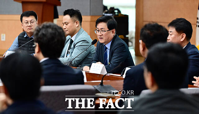 김성환 기후에너지환경부 장관(오른쪽)이 16일 오전 서울 종로구 정부서울청사 별관에서 열린 공동주택 내 전기차 충전시설 설치·운영체계 개선을 위한 간담회에 참석해 모두발언을 하고 있다. /임영무 기자