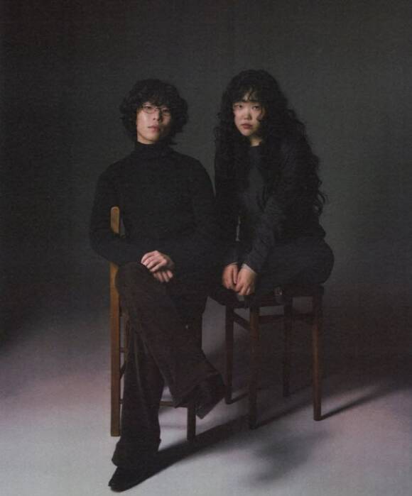 악뮤(왼쪽부터 이찬혁 이수현)가 지난 7일 7년 만의 정규 앨범 '개화'를 발매했다. 12년간 동행한 YG엔터테인먼트에서 독립한 뒤 첫 앨범이다. /영감의 샘터