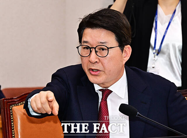 신동욱 국민의힘 의원(오른쪽)이 16일 오후 서울 여의도 국회에서 열린 윤석열 정권 정치검찰 조작기소 의혹 사건 진상규명 국정조사특별위원회 대장동·김용 전 민주연구원 부원장·위례신도시 조작기소 의혹 사건 청문회에 참석해 서영교 위원장에게 발언권 관련 항의를 하고 있다. /국회=배정한 기자