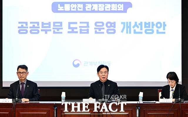 김영훈 고용노동부 장관이 16일 오전 서울 종로구 정부서울청사에서 열린 노동안전 관계장관회의에 참석해 모두발언을 하고 있다. /임영무 기자