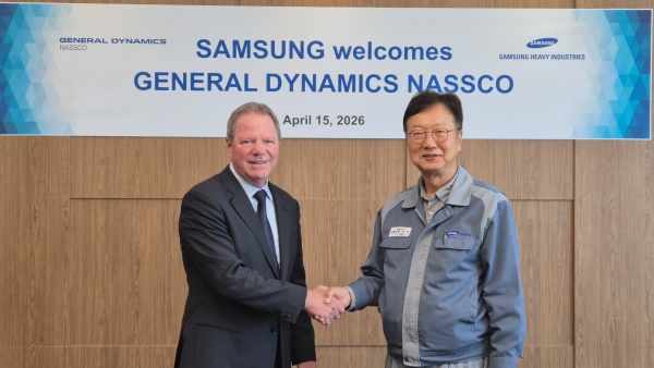 최성안 삼성중공업 대표이사 부회장(우측)과 데이비드 카버 나스코 사장(좌측). /삼성중공업