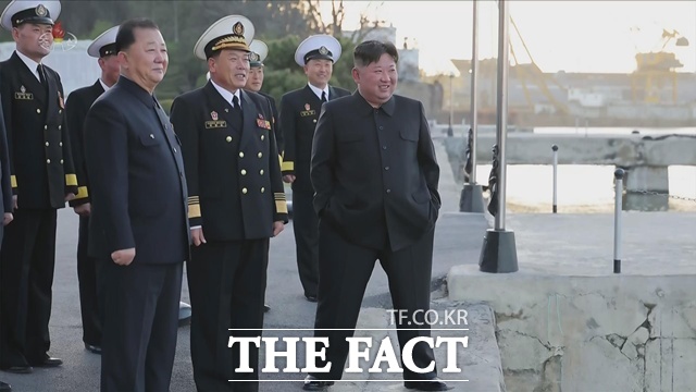 김정은 북한 국무위원장은 지난 15일 김일성 주석의 생일을 맞아 포사격 경기를 참관하고, 전 투 준비에 박차를 가해 나갈 것을 강조했다. 사진은 지난 14일 북한 조선중앙TV가 김 위원장 참관 하에 5000톤(t)급 신형 구축함 최현호에서 전략순항미사일과 반함선(대함)미사일을 시험발사 했다고 보도한 모습. /뉴시스, 조선중앙TV 갈무리