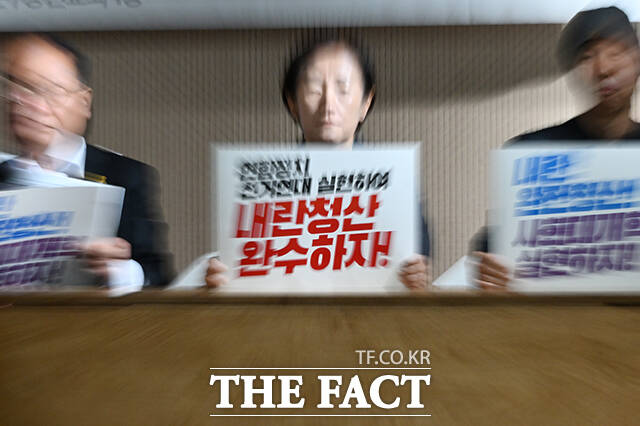 내란 청산과 사회대개혁을 위한 사회 원로 및 각계 대표 일동과 참가자들이 16일 오전 서울 종로구 향린교회에서 '내란의 완전한 청산과 사회대개혁을 위한 민주 헌정 수호세력의 선거연대 촉구 사회 원로, 각계 대표 공동선언' 기자회견을 열고 구호를 외치고 있다. /김성렬 기자