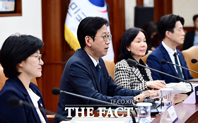 배경훈 부총리 겸 과학기술정보통신부 장관(오른쪽)이 16일 오후 서울 종로구 정부서울청사에서 열린 과학기술관계장관회의에 참석해 모두발언을 하고 있다. /임영무 기자