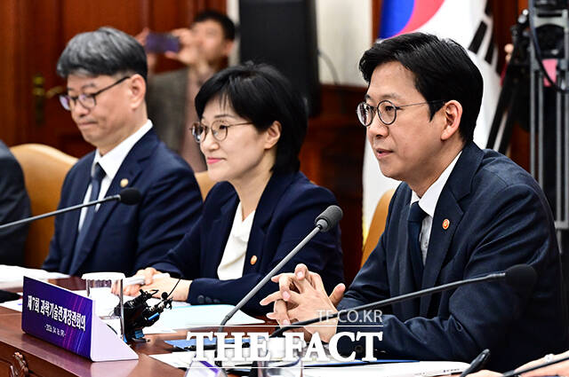 배경훈 부총리 겸 과학기술정보통신부 장관(오른쪽)이 16일 오후 서울 종로구 정부서울청사에서 열린 과학기술관계장관회의에 참석해 모두발언을 하고 있다. /임영무 기자