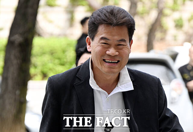 이재명 대통령과 이준석 개혁신당 대표의 명예를 훼손한 혐의를 받는 한국사 강사 출신 유튜버 전한길 씨가 16일 오전 서울 서초구 서울중앙지방법원에서 열린 영장실질심사(구속 전 피의자 심문)에 출석하고 있다. /박헌우 기자