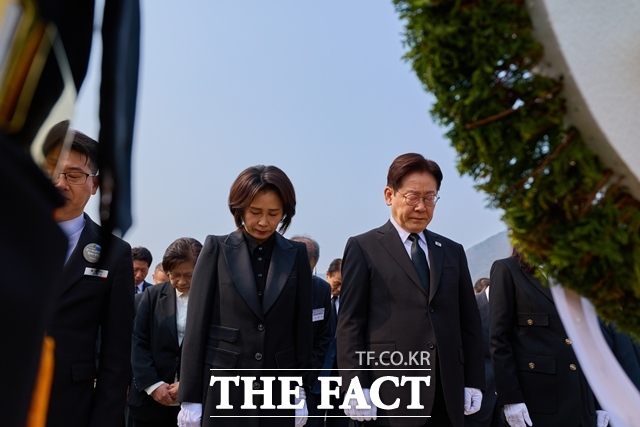 이재명 대통령과 김혜경 여사는 16일 오후 경기도 안산화랑유원지에서 열린 4·16세월호 참사 12주기 기억식에 참석해 희생자 304명을 추모하고 유가족에게 깊은 위로를 전했다. 이 대통령이 3월 27일 제11회 서해수호의 날을 맞아 국립대전현충원을 찾아 제2연평해전 및 연평도 포격전 묘역에서 묵념하고 있다. /청와대