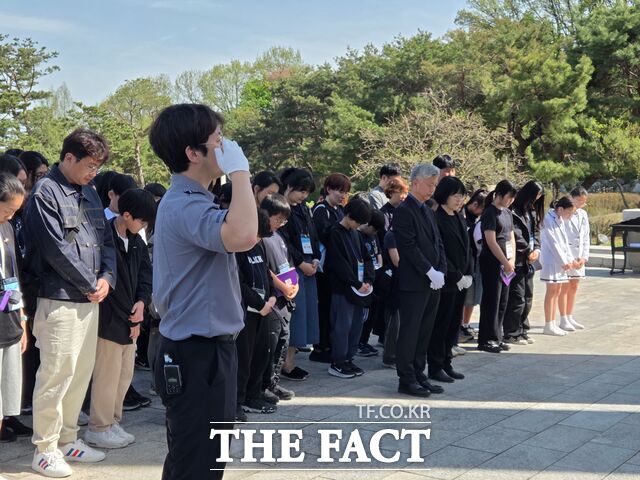 16일 충남도교육청의 학생 학부모들이 세월호 참사 12주기를 맞아 열린 시민기억식에 참석해 희생자를 추모하고 있다. /충남도교육청