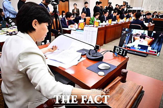 안건 상정하는 서영교 국조특위 위원장.