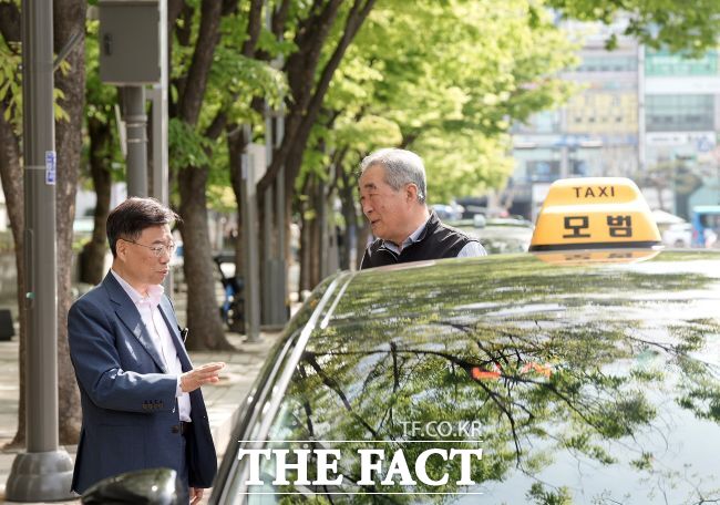 국제 유가 상승 이후 택시 운수사업자로부터 현장 애로사항 듣는 신상진 시장 모습 /성남시