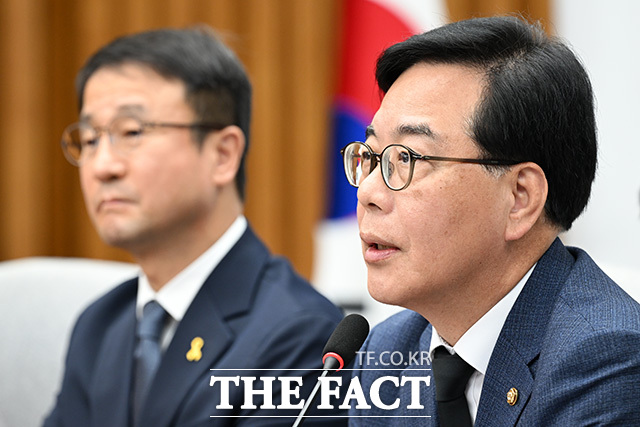 중동 상황 대응 극복을 위한 더불어민주당-국민의힘 원내대표 긴급 점검 회의에 참석해 발언하는 송 원내대표(오른쪽).