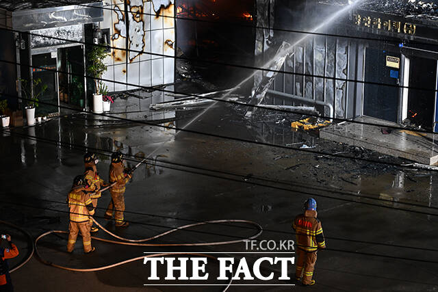 16일 밤 경기 고양시 관산동 근린생활시설에서 19시 38분께 화재가 발생한 가운데 소방당국이 진화작업을 벌이고 있다. /고양=김성렬 기자