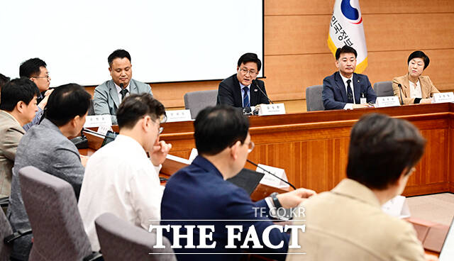 김성환 기후에너지환경부 장관(오른쪽)이 16일 오전 서울 종로구 정부서울청사 별관에서 열린 공동주택 내 전기차 충전시설 설치·운영체계 개선을 위한 간담회에 참석해 모두발언을 하고 있다. /임영무 기자