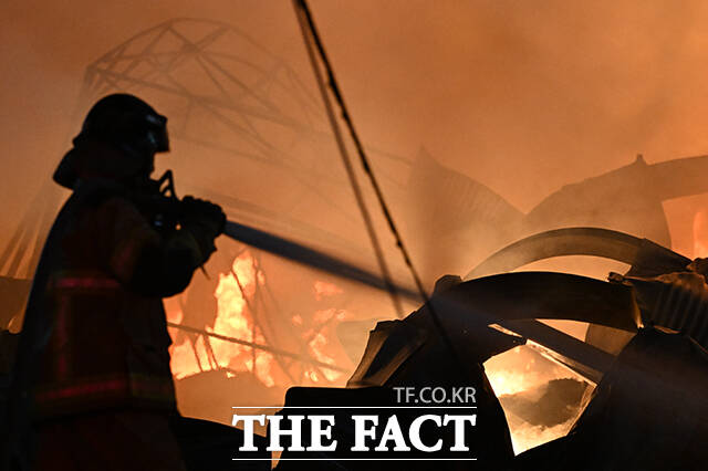 16일 밤 경기 고양시 관산동 근린생활시설에서 19시 38분께 화재가 발생한 가운데 소방당국이 진화작업을 벌이고 있다. /고양=김성렬 기자