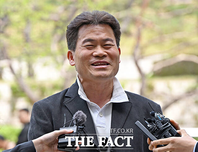 이재명 대통령과 이준석 개혁신당 대표의 명예를 훼손한 혐의를 받는 한국사 강사 출신 유튜버 전한길 씨가 16일 오전 서울 서초구 서울중앙지방법원에서 열린 영장실질심사(구속 전 피의자 심문)에 출석하며 입장을 밝히고 있다. /박헌우 기자