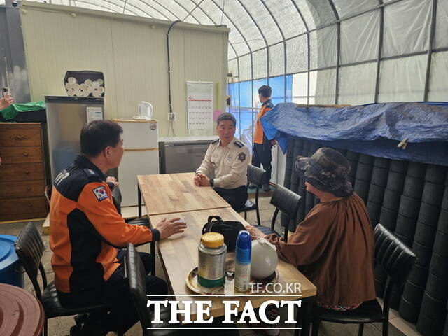 천안동남소방서가 주거용 비닐하우스 10여 곳에서 화재 점검과 예방 안전지도를 실시했다. /천안동남소방서