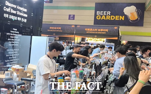 16일 오승혁의 현장이 찾은 대한민국맥주박람회에서 많은 이들이 크래프트 비어를 즐기고 있다. /코엑스 강남=오승혁 기자