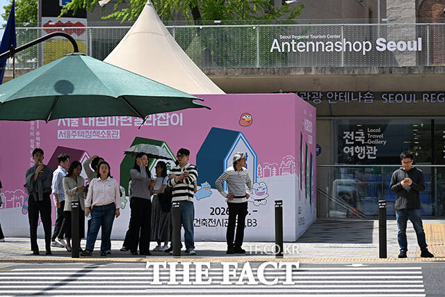 서울 낮 최고기온이 28도를 기록하며 초여름 날씨를 보인 16일 오후 서울 종로구 세종대로 사거리에서 시민들이 그늘막에 들어가 햇빛을 피하고 있다. /김성렬 기자