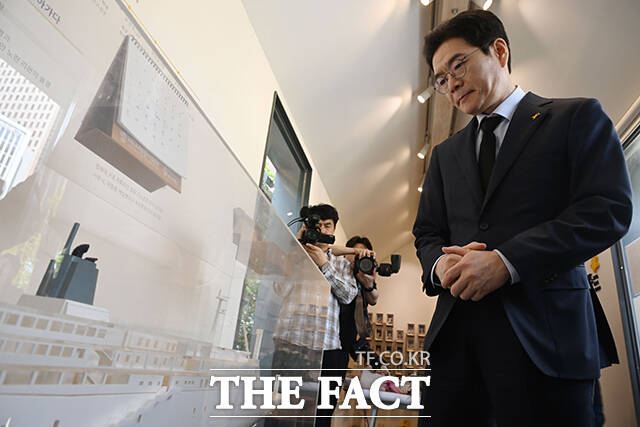 정 후보가 추모를 마친 뒤 세월호 모형을 바라보고 있다.