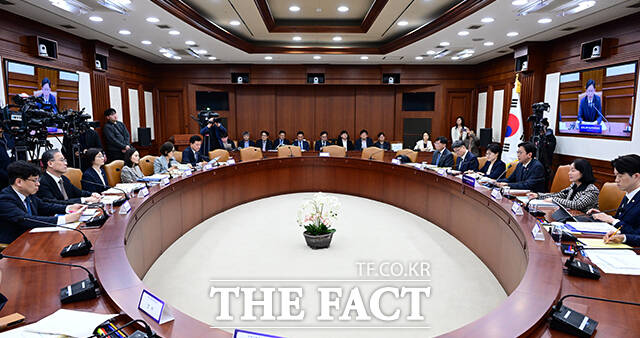 배경훈 부총리 겸 과학기술정보통신부 장관(오른쪽)이 16일 오후 서울 종로구 정부서울청사에서 열린 과학기술관계장관회의에 참석해 모두발언을 하고 있다. /임영무 기자