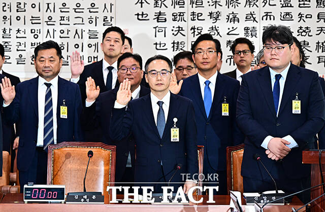 증인 선서하는 이원석 전 검찰총장(가운데)