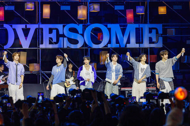 그룹 라이즈가 한국과 일본 태국의 대형 페스티벌에 연달아 출연하며 '페스티벌 강자'의 면모를 과시했다. 사진은 라이즈가 12일 서울 연세대학교 노천극장에서 진행된 '러브썸 페스티벌'에 출연한 모습이다./SM엔터테인먼트