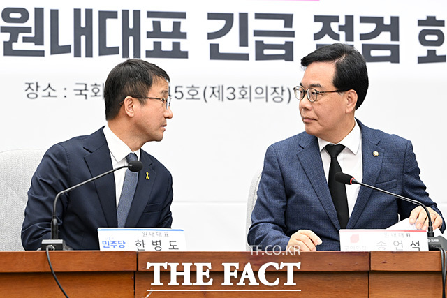 중동 상황 대응 극복을 위한 더불어민주당-국민의힘 원내대표 긴급 점검 회의에 참석해 발언하는 송 원내대표(오른쪽).