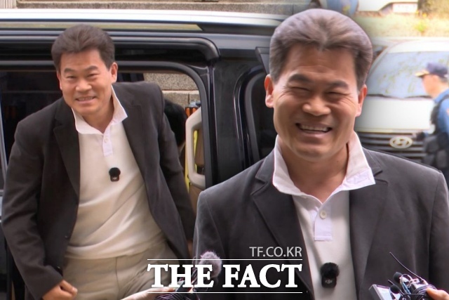 이재명 대통령과 이준석 개혁신당 대표의 명예를 훼손한 혐의를 받는 유튜버 전한길(본명 전유관)씨가 16일 서초구 서울중앙지방법원에서 열린 구속 전 피의자 심문(영장실질심사)에 출석하며 취재진에 답하고 있다. /서울중앙지법=김민지 기자