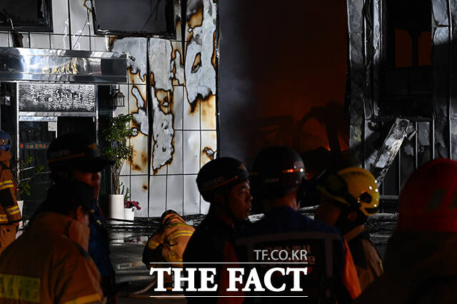 16일 밤 경기 고양시 관산동 근린생활시설에서 19시 38분께 화재가 발생한 가운데 소방당국이 진화작업을 벌이고 있다. /고양=김성렬 기자