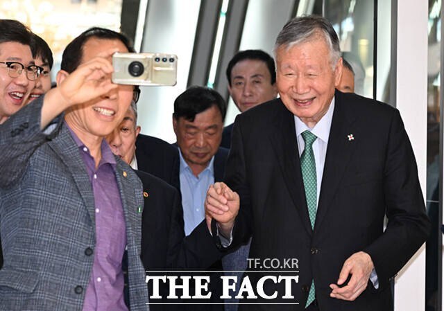 부영그룹은 국가유공자 주거환경 개선 사업을 29년째 이어가며 호국보훈 사회공헌을 확대하고 있다. 사진은 이중근 부영그룹 회장. /이새롬 기자