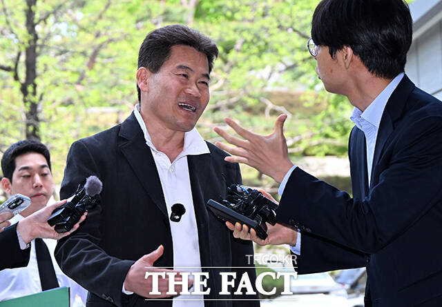 이재명 대통령과 이준석 개혁신당 대표의 명예를 훼손한 혐의를 받는 한국사 강사 출신 유튜버 전한길 씨가 16일 오전 서울 서초구 서울중앙지방법원에서 열린 영장실질심사(구속 전 피의자 심문)에 출석하며 입장을 밝히고 있다. /박헌우 기자