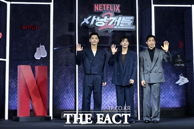 '사냥개들' 시즌2가 넷플릭스 비영어권 TV쇼 글로벌 1위를 기록했다. 배우 정지훈과 우도환, 이상이(왼쪽부터)가 지난달 31일 넷플릭스 새 시리즈 '사냥개들'시즌2 제작발표회에 참석해 포즈를 취하고 있다. /김성렬 기자