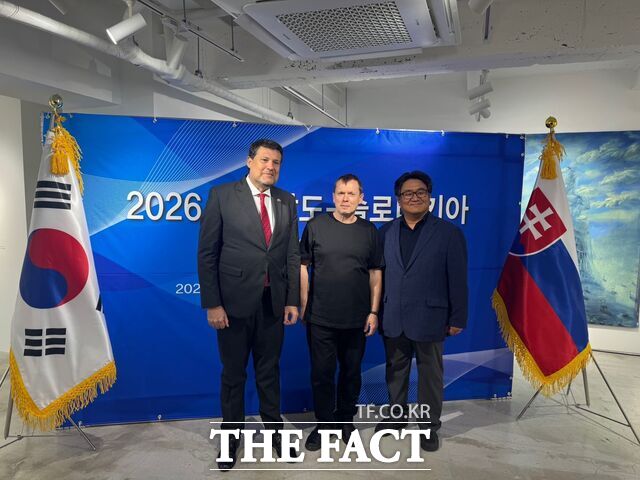 15일 서울 종로구 CN갤러리에서 열린 충남도-슬로바키아 국제문화교류 기획 초대전 참석자들이 기념 촬영을 하고 있다. 왼쪽부터 주한슬로바키아 마렉 레포브스키 특명전권대사, 페테르 우흐나르 작가, 이지원 재단 문예진흥본부장. /충남문화관광재단