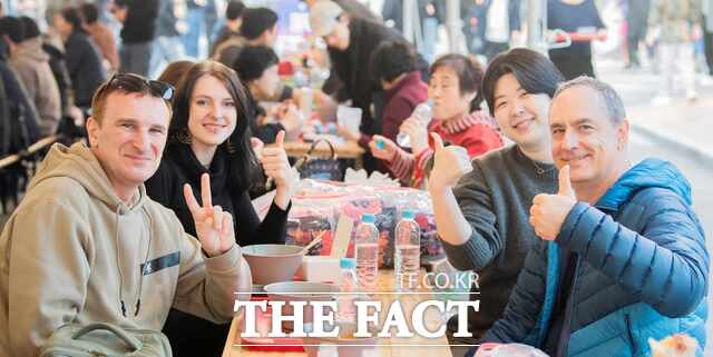 지난해 열린 구미라면축제장을 찾은 외국인 관광객들이 라면을 즐기며 축제의 열기를 만끽하는 모습. /구미시