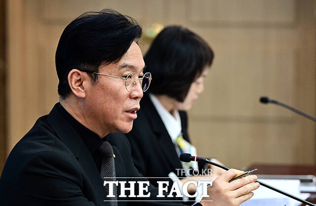 김영훈 고용노동부 장관(왼쪽)이 16일 오전 서울 종로구 정부서울청사에서 열린 노동안전 관계장관회의에 참석해 모두발언을 하고 있다. /임영무 기자