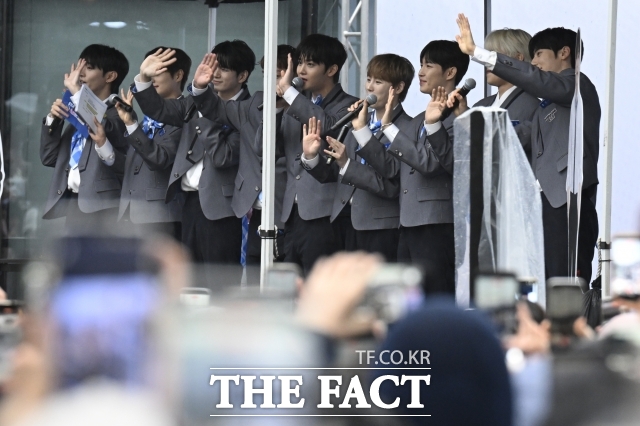 워너원(Wanna One) 멤버들의 데뷔 당시와 현재를 비교한 사진이 공개됐다. 사진은 지난 6일 워너원(Wanna One)이 서울 마포구 상암동 DMC 문화공원에서 열린 오프닝 세리머니 행사에 참석해 팬들에게 인사를 하는 모습. /송호영 기자