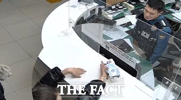 지난달 17일 오후 8시께 대전 서구 가수원지구대에 방문한 한 초등학생이 가족들과 함께 경찰관에게 손수 만든 종이 경찰차를 전하면서 감사 인사를 하고 있다. /대전경찰청