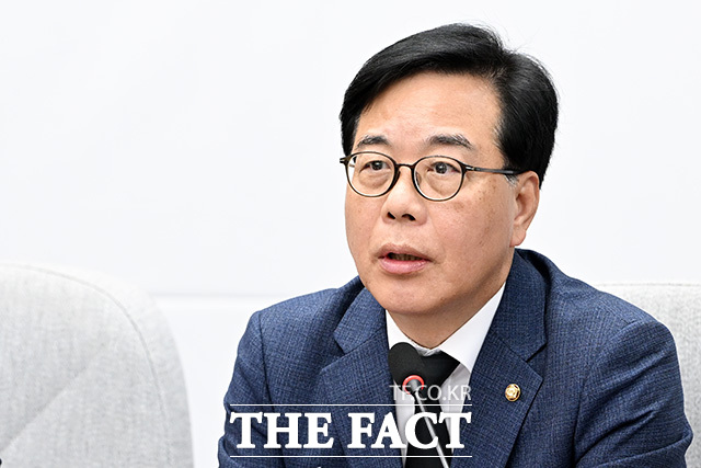 중동 상황 대응 극복을 위한 더불어민주당-국민의힘 원내대표 긴급 점검 회의에 참석해 발언하는 송 원내대표(오른쪽).