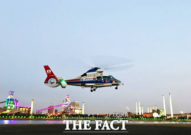경북소방본부헬기가 응급환자를 수송하기 위해 포항 형산강변에 착륙하고 있다. /경북소방본부
