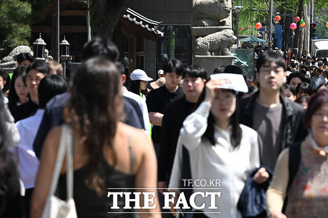 서울 낮 최고기온이 28도를 기록하며 초여름 날씨를 보인 16일 오후 서울 종로구 세종대로 사거리에서 시민들이 그늘막에 들어가 햇빛을 피하고 있다. /김성렬 기자