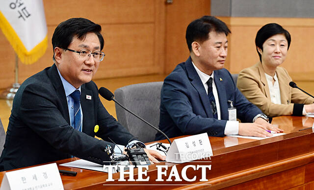 김성환 기후에너지환경부 장관(오른쪽)이 16일 오전 서울 종로구 정부서울청사 별관에서 열린 공동주택 내 전기차 충전시설 설치·운영체계 개선을 위한 간담회에 참석해 모두발언을 하고 있다. /임영무 기자