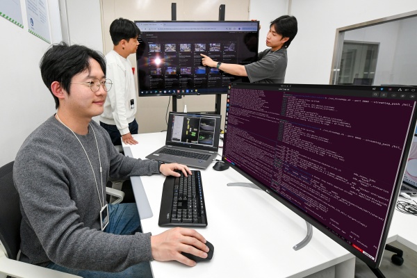 현대모비스 연구원들이 평가검증 시스템을 모니터링하고 있다. /현대모비스