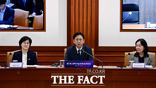 배경훈 부총리 겸 과학기술정보통신부 장관(오른쪽)이 16일 오후 서울 종로구 정부서울청사에서 열린 과학기술관계장관회의에 참석해 모두발언을 하고 있다. /임영무 기자