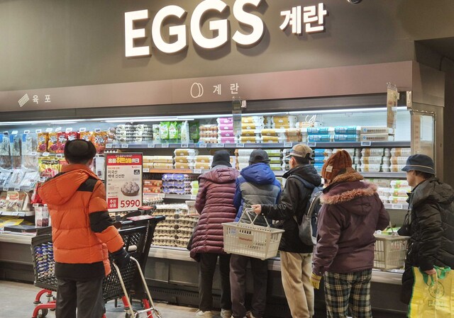 지난 1월 '홈플러스 메가 푸드 마켓 라이브' 강서점 계란 매대에서 고객들이 미국산 계란을 구입하는 모습. 홈플러스는 국내 고병원성 조류인플루엔자 발생 여파로 계란값이 지속적으로 상승하는 가운데, 계란값 안정에 기여하기 위해 오는 19일 국내 대형마트 최초로 '태국산 신선란'을 판매한다고 밝혔다. /홈플러스